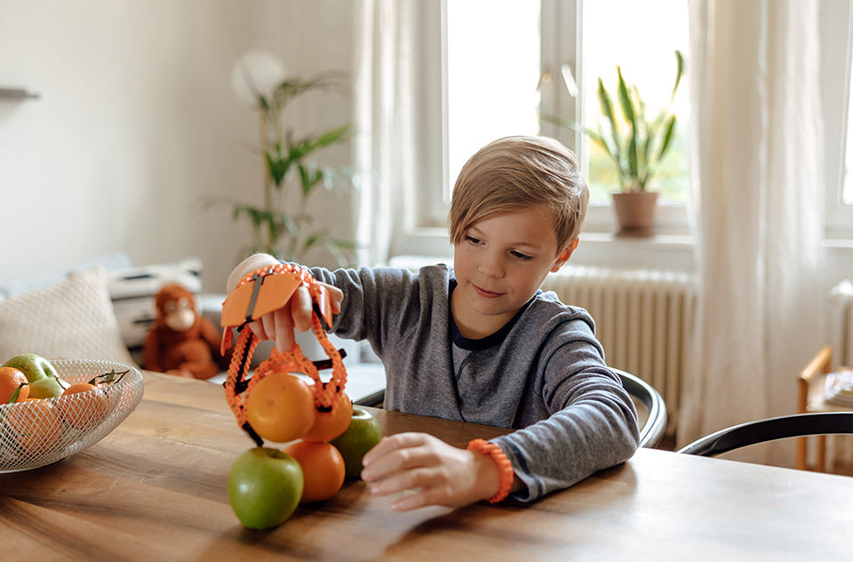 Kind greift Apfel mit Skorpionschere 