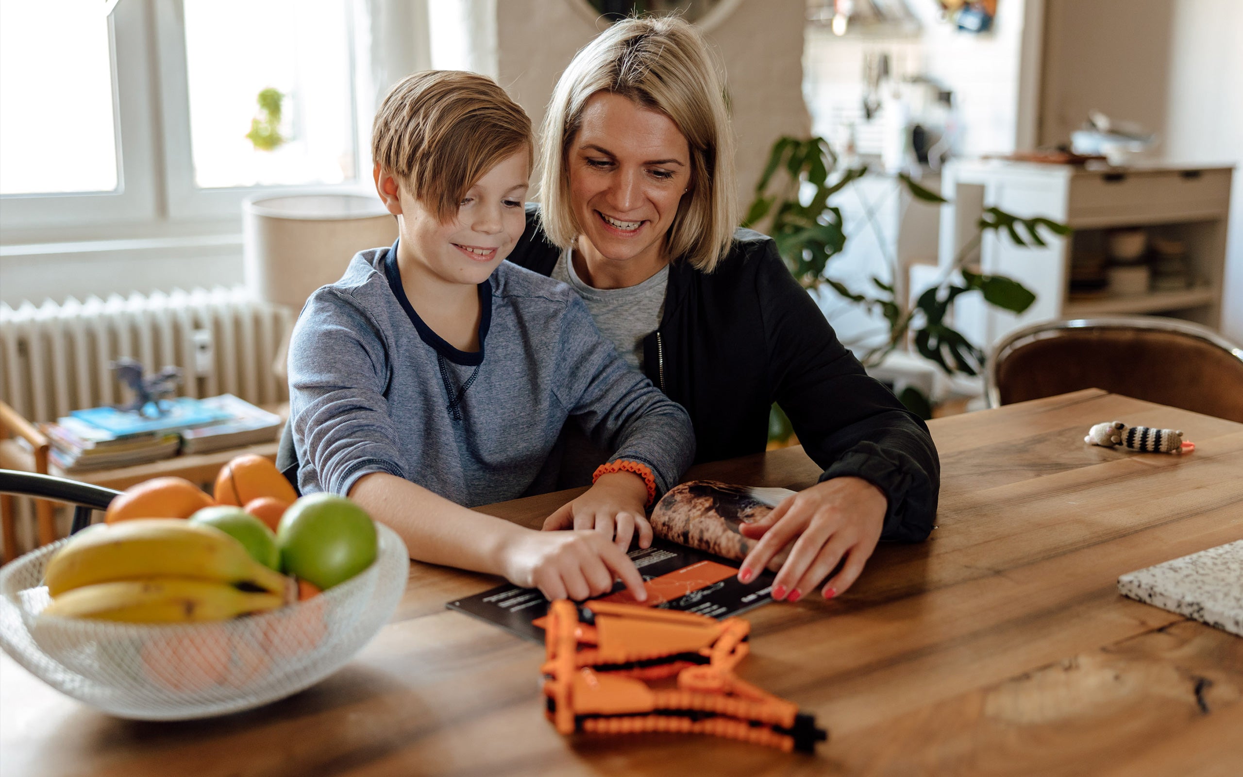 Mutter und Kind lesen im Wissensmagazin 